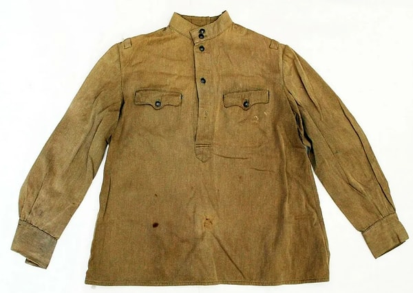 Прочность, легкость и дешевизна изготовления гимнастерки привели к тому, что она появилась в армии