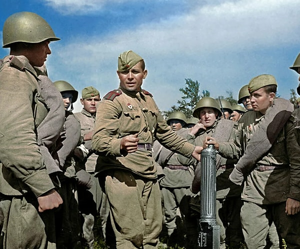 В 1943 году на гимнастерки вернули погоны и начали нашивать на них карманы