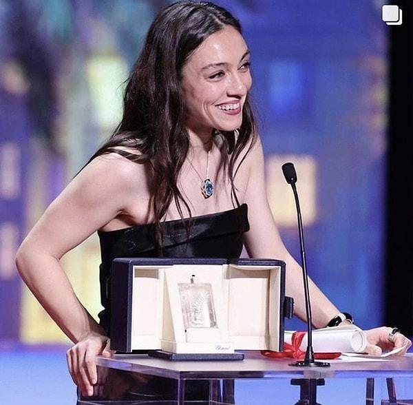 2. Nuri Bilge Ceylan'ın Kuru Otlar Üstüne filmiyle 76. Cannes Film Festivali’nde 'En İyi Kadın Oyuncu' ödülünü kazanan ve hepimizin göğsünü kabartan Merve Dizdar, bugün oy kullanmak için geri döndü. Koşarak oyunu kullanmaya giden oyuncu, oyunu kullandığı okulda çiçekler ve alkışlarla karşılandı!