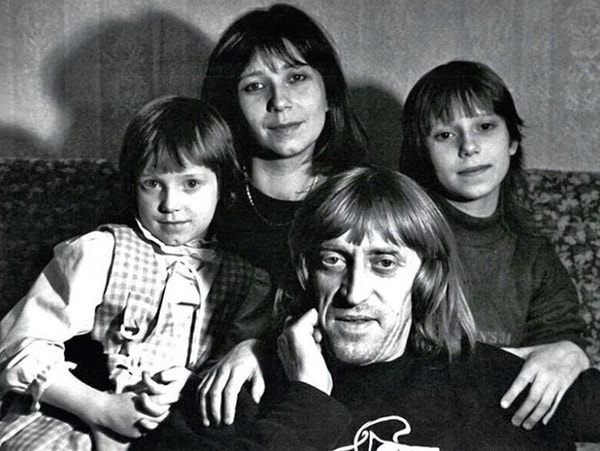 9. Виктор Авилов с семьей