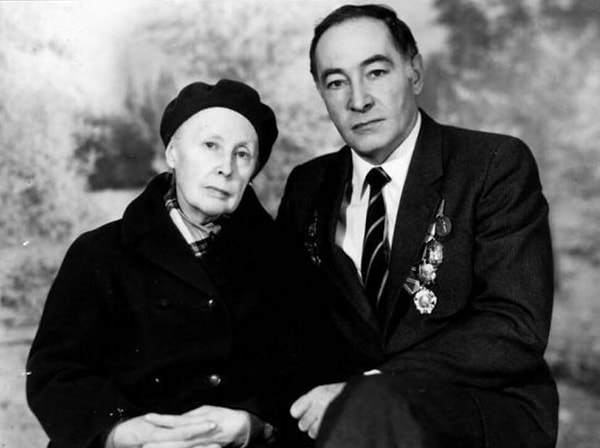 14. Вячеслав Тихонов с мамой