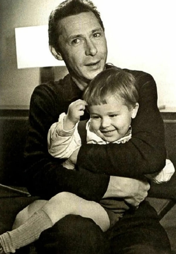 16. Олег Ефремов с сыном