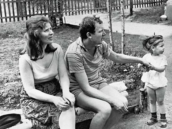 18. Иннокентий Смоктуновский с семьей на даче