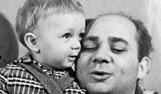 Боярский на пляже и Брежнев с правнучкой: редкие снимки с известными личностями СССР