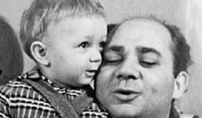 Боярский на пляже и Брежнев с правнучкой: редкие снимки с известными личностями СССР