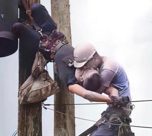 11. Рэндалл Чемпион случайно коснулся низковольтной линии электропередач, что привело к поражению электрическим током, в результате которого его сердце остановилось