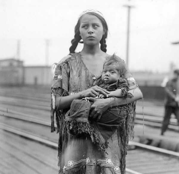 28. Молодая индейская мать и ребенок, вокзал, около 1930