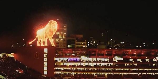 Sabah'ın haberine göre; Galatasaray şampiyon olursa, Fenerbahçe maçı öncesinde Estudiantes'in stadyum açılışında hologram ile yaptığı gibi stadyum içinde dev bir aslan dolaştıracak.