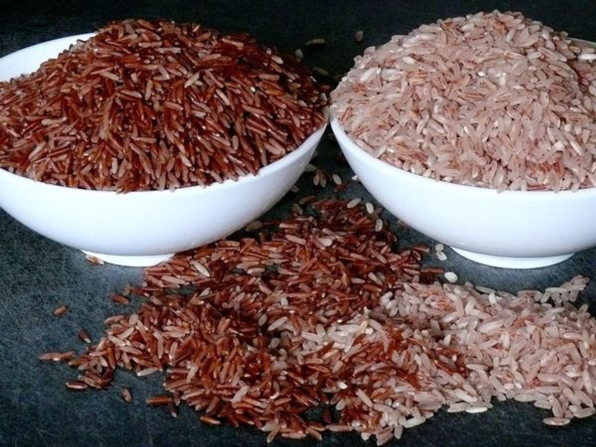Красный рис вода красная. Рис красный нешлифованный. Бутанский красный рис. Рис красный Рубин. Рис Рубин вареный.