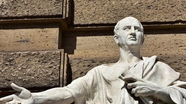5. Romalı politikacı, bilgin, hatip ve yazar olan Cicero, Aristoteles'in edebi tarzını "altın nehri" olarak tanımlıyordu.