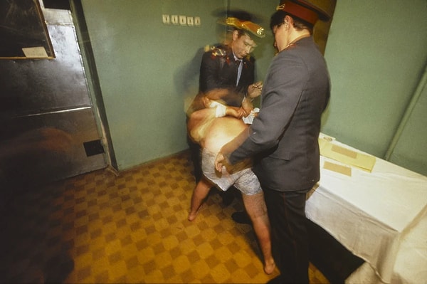 3. А это процесс личного обыска.