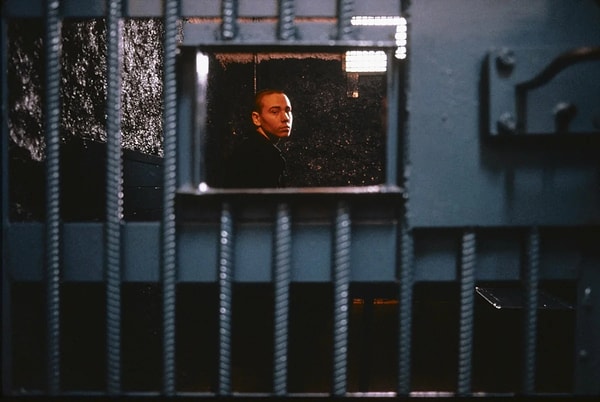 4. В результате кражи четырех колес автомобиля, 17-летний Валерий был приговорен к одиночному заключению в лагере перевоспитания.