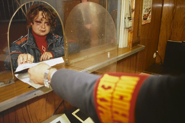 5. Избитая неизвестными около своего дома в пригороде Москвы Тамара сообщает о происшествии в милицию.