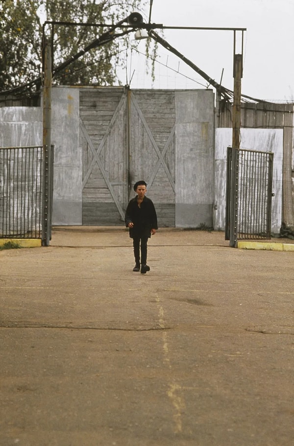 10. Одинокий мальчик.