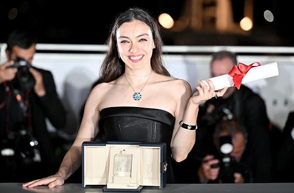 Masumlar Apartmanı dizisindeki Gülben karakteriyle hafızalara kazınan Merve Dizdar, hepinizin bildiği üzere 76'ıncı Cannes Film Festivali'nde 'En İyi Kadın Oyuncu' ödülünü aldı! 😎