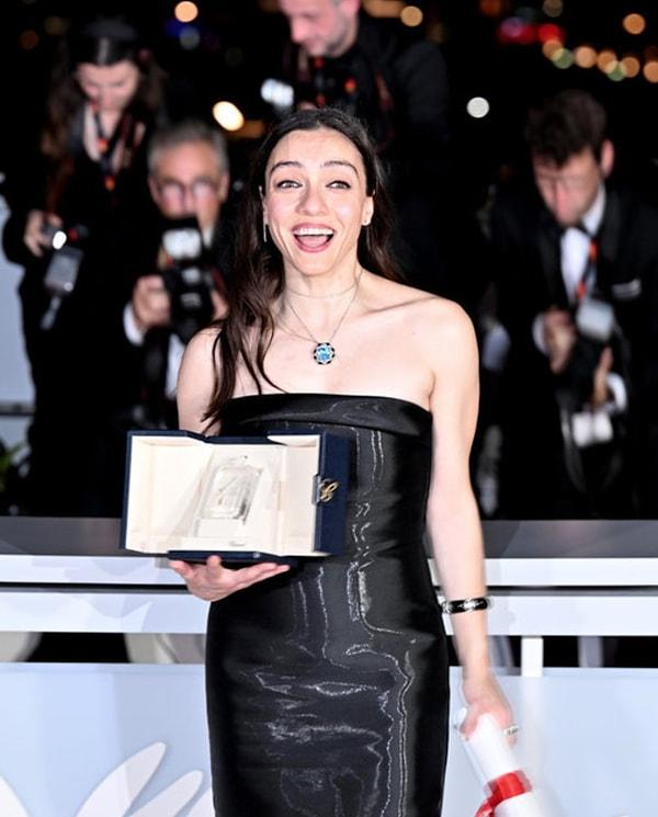 Merve Dizdar'ın Nuri Bilge Ceylan'ın Kuru Otlar Üstüne filmindeki performansıyla Cannes'ta ödül alması, bu senenin açık ara farkla en güzel ve en gurur verici haberi!