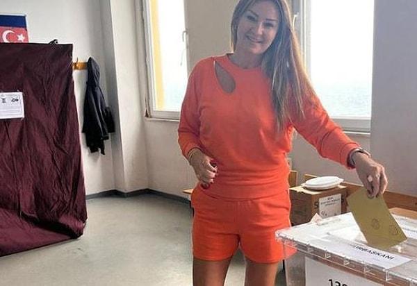 Cumhurbaşkanlığı ikinci tur seçimi 28 Mayıs'ta sandığa oy kullanmaya giden oyuncu Pınar Altuğ da birçok ünlü gibi sandık başından pozunu paylaştı.