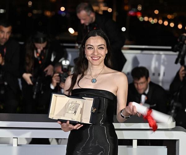 Eminim ki duymayan kalmamıştır, ama biz yine de bilmeyenler için kısa bir özet geçelim. Merve Dizdar, yapımdaki rolüyle Cannes'da En İyi Kadın Oyuncu Ödülü'ne layık görüldü.