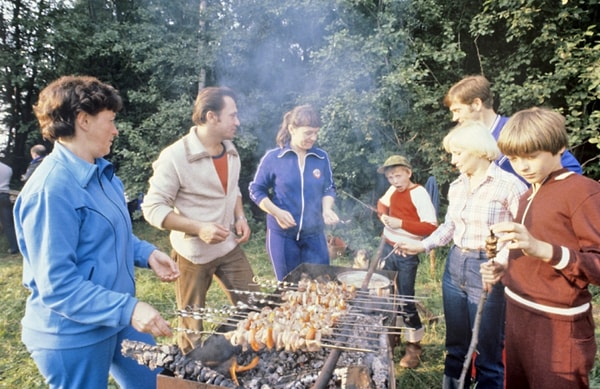 Члены экипажа космического корабля «Союз Т-7» Леонид Попов (второй слева), Светлана Савицкая (третья слева), Александр Серебров (третий справа) на отдыхе, 1982