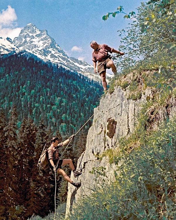 Альпинисты во время восхождения в горах Кавказа, 1959