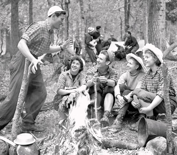 Северный Кавказ. Карачаево-Черкесская автономная область, Домбай. Группа студентов-туристов на привале в лесу, 1958