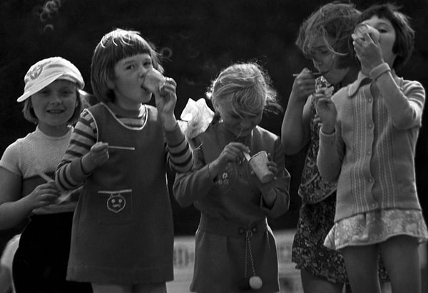 Дети едят мороженое в бумажных стаканчиках в Великом Новгороде