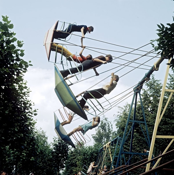 Качели в подмосковном парке