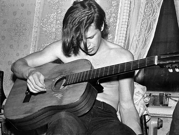 8. Основателем какой советской рок-группы был Борис Гребенщиков?