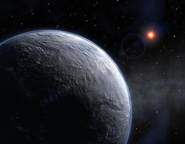 2023 FW13, Ay'ımızdan farklıdır, çünkü Dünya'nın "sırt topu" nun çok dışında, yerçekiminin uyduları çeken baskın kuvvet olduğu gezegensel bir cismin etrafındaki bölgenin çok dışında yörüngede dönmektedir.
