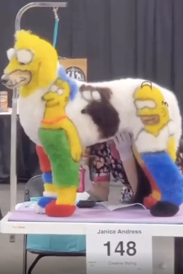 2. Собаку покрасили под «Симпсонов»: