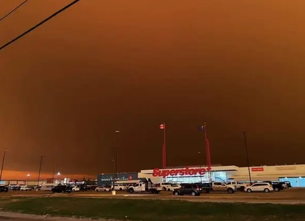 6. Небо с выжженным оранжевым оттенком от бушующих окрестных пожаров: