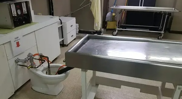 8. Туалет, установленный для трупных жидкостей в похоронном бюро: