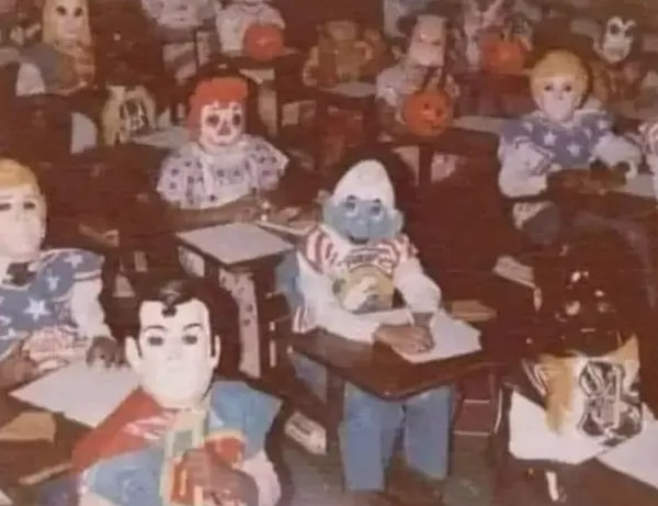 19. Школьный кабинет во время празднования Хэллоуина 1980-ых: