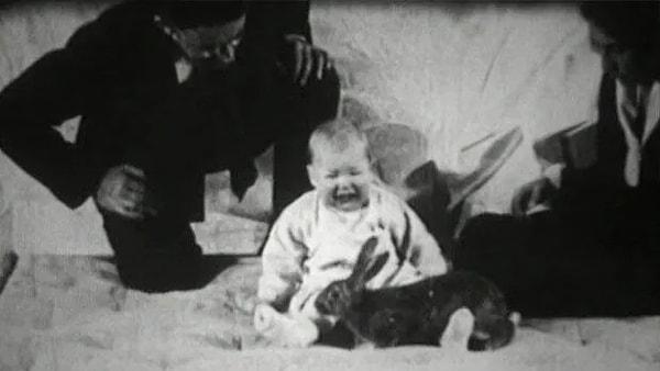11. 1920'de John Watson, yüksek lisans öğrencisi Rosalie Rayner ile birlikte, Johns Hopkins Üniversitesi'nde "Albert B" lakaplı dokuz aylık bir bebek üzerinde deney yaptı.
