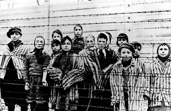 15. Nazi doktoru Josef Mengele, toplama kampı deneylerinde Yahudi ve Roman insanları kullandı. Anestezi olmadan insanların organlarını çıkardı.