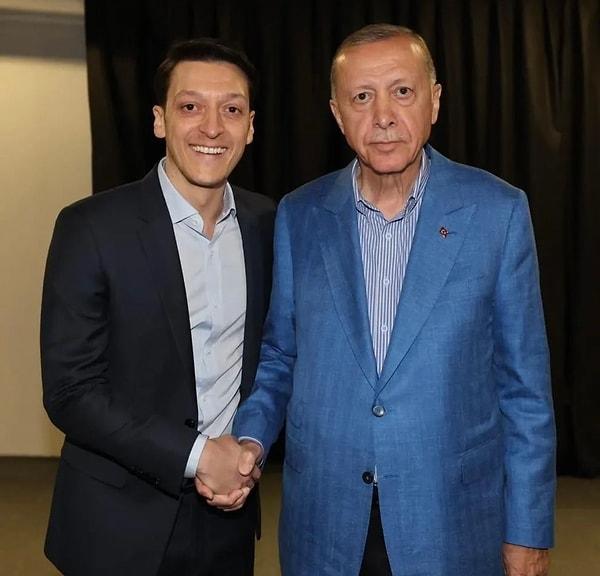 Almanya Milli Takım forması giyerek Dünya Kupası'nı kaldıran Mesut Özil, Türkiye'ye geldiğinden beri Recep Tayyip Erdoğan'a olan desteğini gizlemedi.