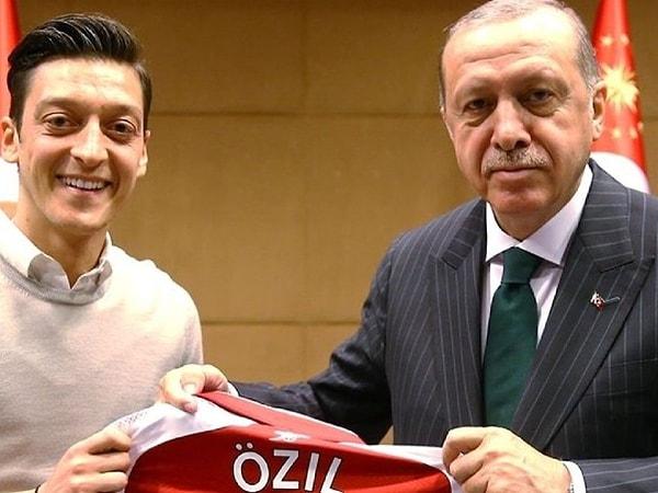 Arsenal'de oynarken Cumhurbaşkanı Recep Tayyip Erdoğan ile buluşan Mesut Özil, bir sonraki yıl Fenerbahçe'ye transfer olmuştu.