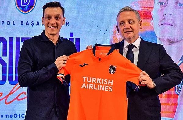 Fenerbahçe'nin ardından Başakşehir'in yolunu tutan Özil, bu sezon futbolu bıraktığını duyurmuştu.