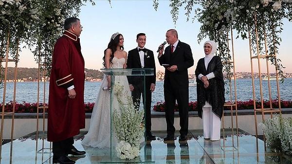 Mesut Özil - Amine Gülşe çiftinin düğününde şahitliği Recep Tayyip Erdoğan ve Emine Erdoğan yapmıştı.