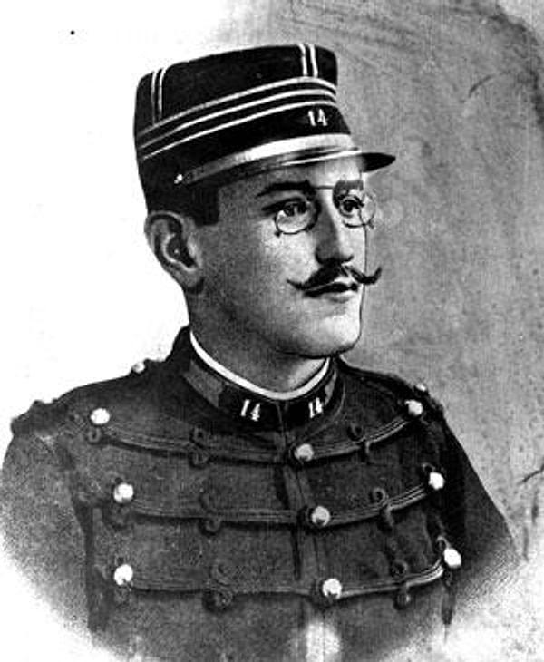 5. 19. yüzyılın sonlarında Fransız Ordusu'nda görevli olan Yahudi subay Alfred Dreyfus, Almanya'ya askeri sırlar satmakla suçlandı.