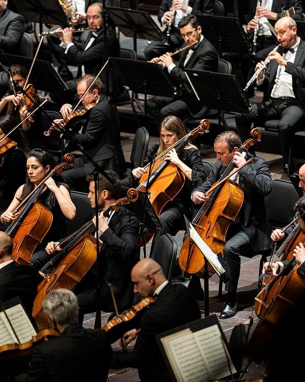 Oda müziği grupları kendi içlerinde küçük birer orkestra olarak sayılabilir.