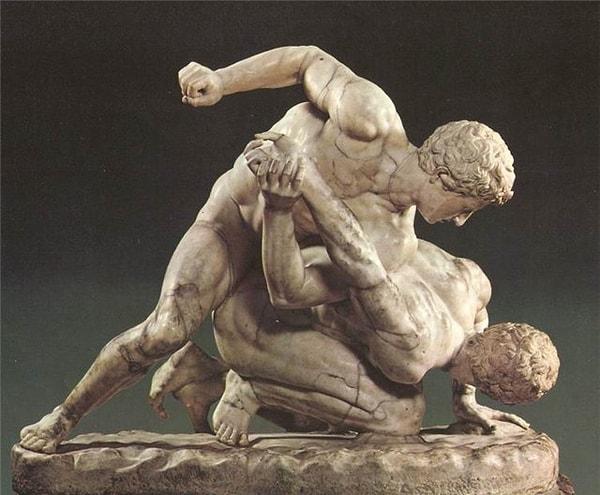 Antik Olimpiyat Oyunları'nı kazanan sporcular büyük bir para ödülü kazanabilirlerdi ancak zaferin gerçek ödülü prestij ve onurdu.