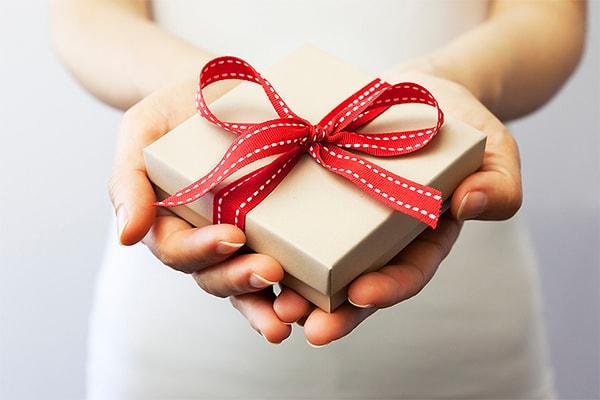 5. Yıllardır süren uzun bir ilişkin olduğunu ve bu sırada partnerine çok pahalı bir hediye aldığını düşünelim. İlişkiniz bittikten sonra o hediyeyi geri ister misin?