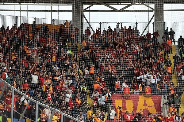 Eryaman Stadyumu'nda milyonlarca Galatasaraylıyı temsil etmek üzere sarı kırmızılı taraftarlar yerini aldı.