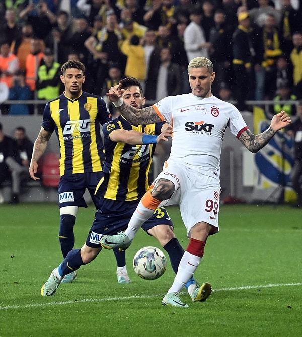 İlk yarı sona ererken skor tabelasında Galatasaray'ın 2-1 üstünlüğü vardı.