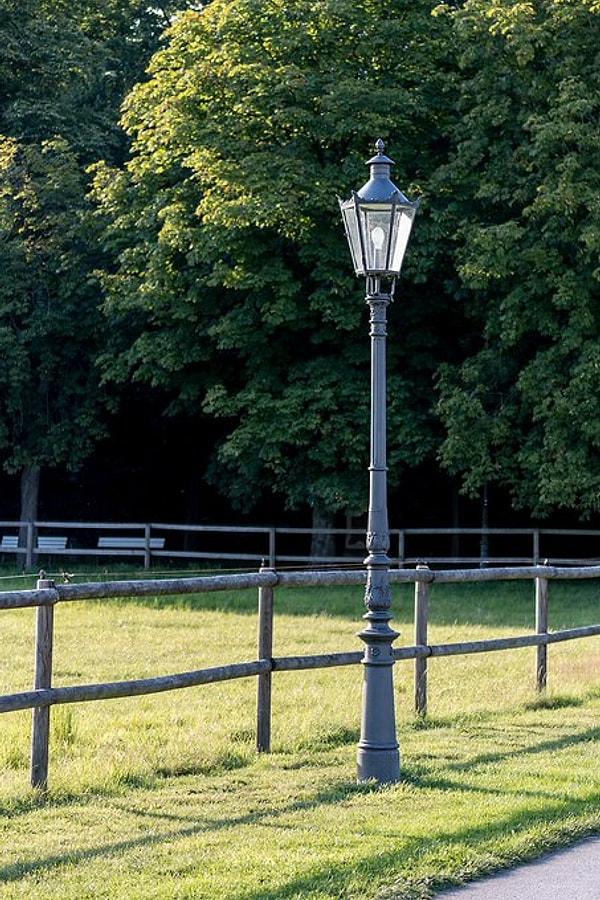 Bir sokak lambası her şeyden önce etkili bir aydınlatma sağlamalıdır.  Ama sokak lambasının tek yapabileceği bu mu? Hayır!