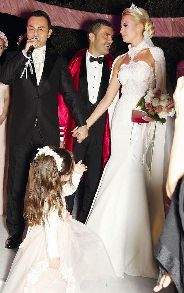 12. Serdar Ortaç ve Chloe Loughnan muhteşem bir düğünle evlenmişlerdi.