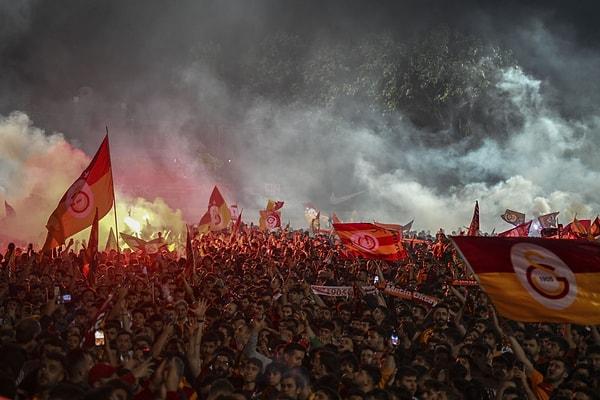 Türkiye'de ve dünyada milyonlarca Galatasaray taraftarı için de kutlamalar çoktan başlamıştı bile. Sosyal medyada Galatasaraylıların gülümseyerek bakacağı paylaşımlarla karşınızdayız!