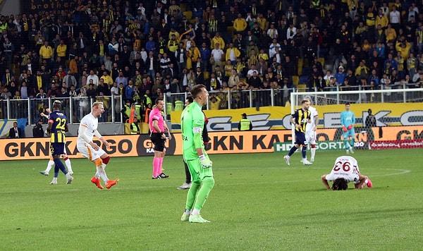 Son düdüğün ardından Galatasaraylı futbolcular duygu dolu anlar yaşadı. Bir sezonun emeğinin karşılığını alan oyuncular kutlamalar için soyunma odasına gitmeyi beklemedi.