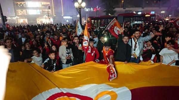 Ankaragücü'nü 4-1 yenerek 23'üncü şampiyonluğunu ilan eden Galatasaray'ın taraftarları, Kızılay başta olmak üzere başkentin birçok noktasında kutlama yaptı.